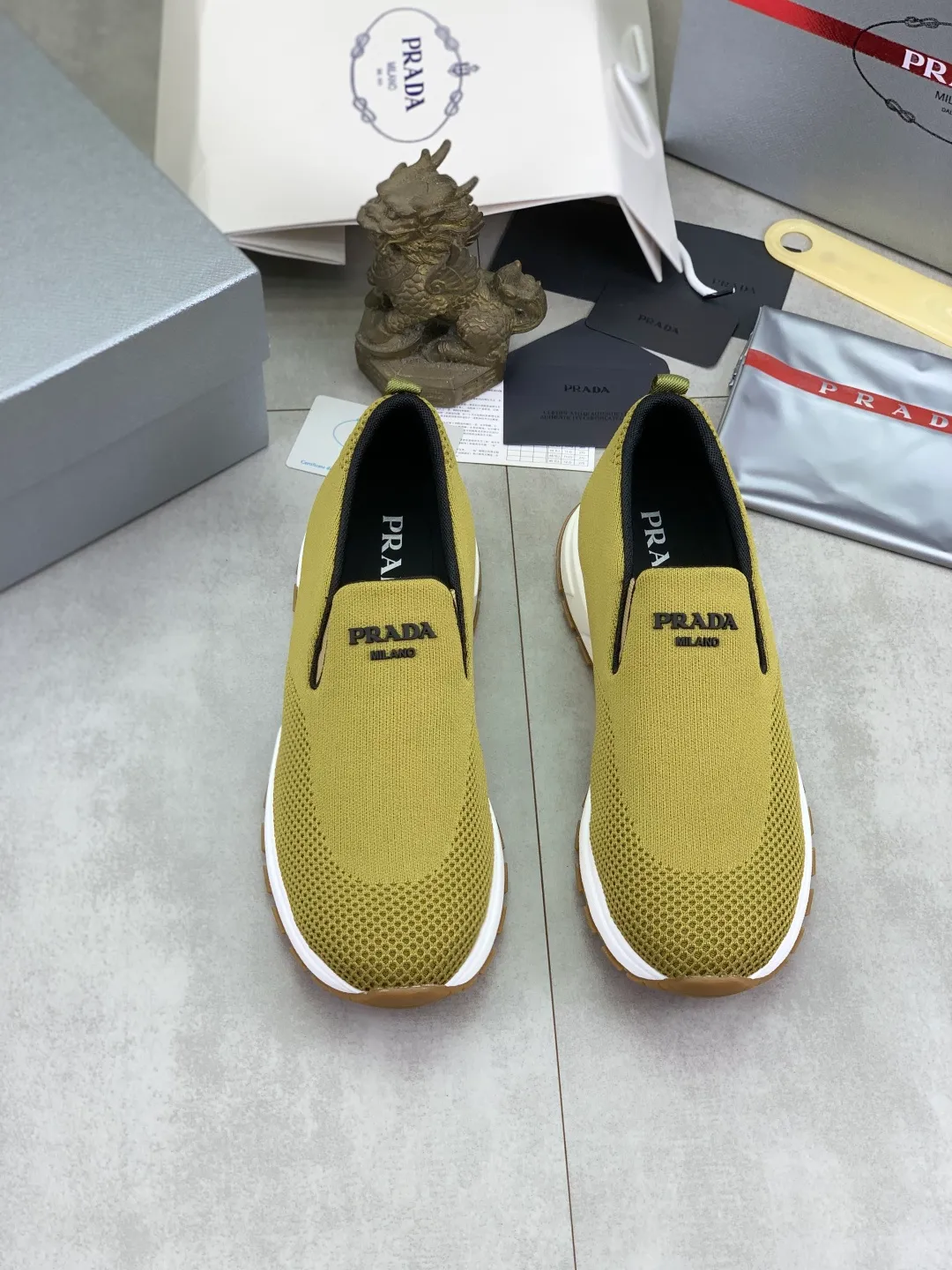 Men's shoes 💰P560💰[New model] Flying weave series (summer must-have) is now available on the official website, 🆘 Trendy brand (Prada) mainly promotes popular models, avant-garde and versatile fashionable men's shoes, private version molding, cowhide surface splicing 1:1.. Simple fashion, original imported cowhide lining and cowhide feet; the atmosphere and personality are more fashionable, eye-catching and pursuing class. It will subvert the old idea and be a must-have for fashion trendsetters with you! Must keep it for yourself! High-end comfort and low-end, high-end quality workmanship. Size: 38-45 6️⃣colors available.